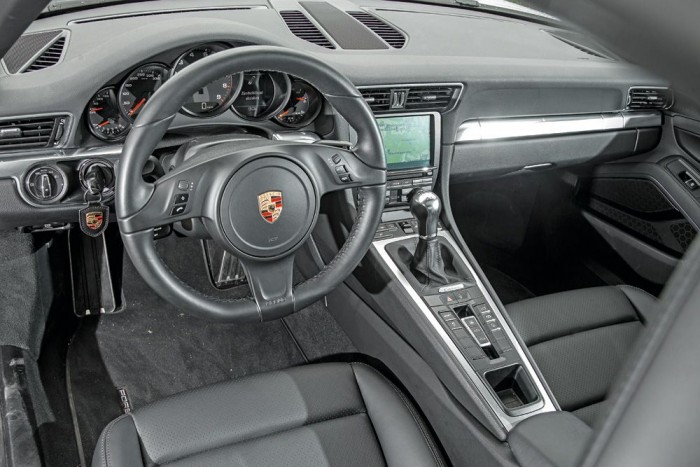 Vezettük: Porsche 911 Carrera fapados kivitelben 4 Éppenséggel innen sem néz ki túlságosan szegényesnek. Az egyetlen árulkodó jel a kissé esetlen kormány