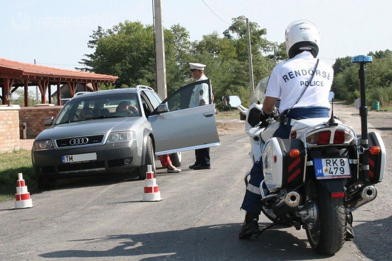 Román gyorshajtót fogott a magyar motorosrendőr. Próbált alkudozni, végül fizetett