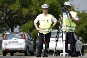 Évről évre egyre kevesebb gyorshajtót büntetnek a rendőrök