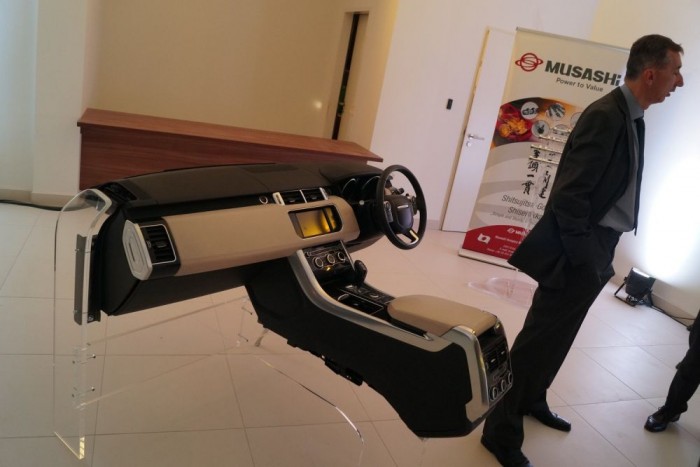 Így hálózza be a Jaguar Magyarországot 8 | Vezess Ez a komplett műszerfal és középkonzol Magyarországon készül!