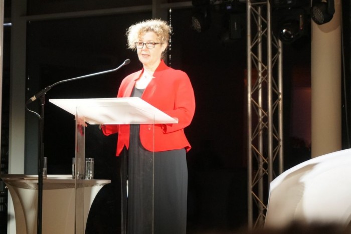 Így hálózza be a Jaguar Magyarországot 12 | Vezess A brit helyettes nagykövet asszony szerint igaz, hogy James Bond Astonnal jár, no de mivel is jár a főnöke, M? Hát persze, hogy egy Jaguarral! És tényleg, a Spectre-ben egy XJ-je van a főnökasszonynak