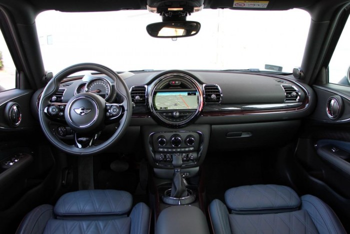 Átláthatóbb, tágasabb belső, a megszokott elemekkel, rengeteg krómmal és bőrrel. 