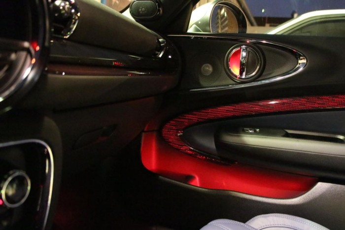 Kiterjesztett fényjátékkal csábít a Clubman, már az ajtóborításon is megy a boogie.