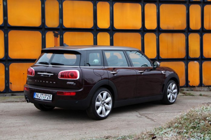 Teszt: MINI Clubman Cooper D 69 Innen nézve a legdögösebb a Clubman, a kissé bumfordi orr helyett a szögletes, agresszív far jobban passzol ehhez a mérethez.