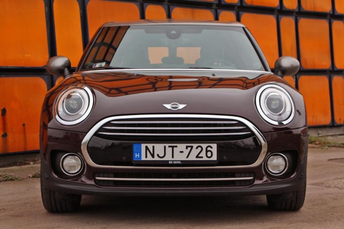 Teszt: MINI Clubman Cooper D 68 Innen nézve tűnik fel, hogy a a Mini jellemvonásokat sem kellene foggal körömmel erőltetni. Mint egy csodálkozó kirakati bábú.