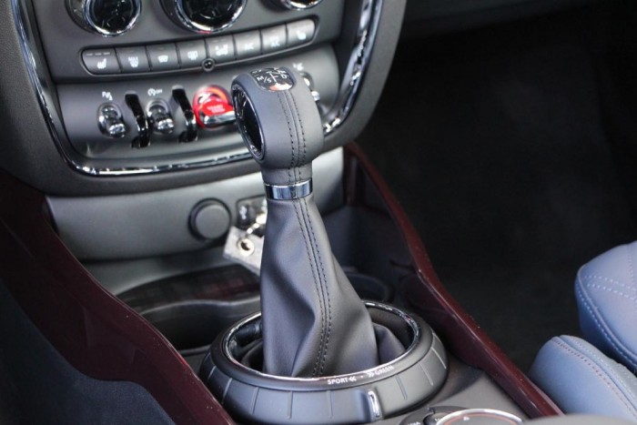 Automata váltóból kétféle akad, egy hat és egy nyolcsebességes.