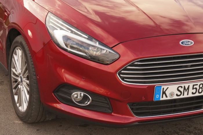 A feláras LED-lámpák automatikus fényváltósak, éjjel kitakarják a szembejövő vagy követett autót