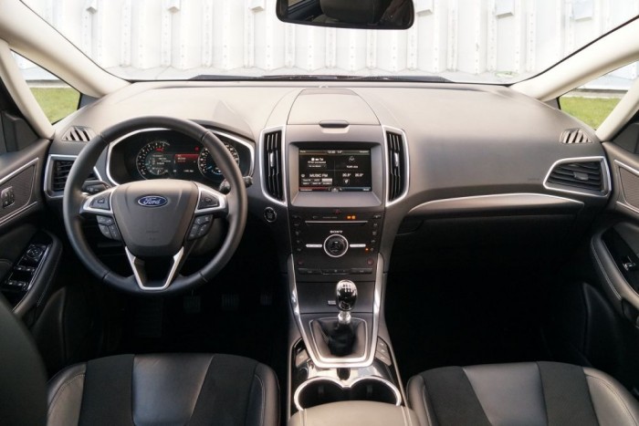 Sivár, de jól áttekinthető és praktikus a műszerfal