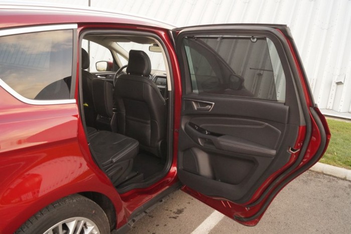 Széles nyílást tár fel a csaknem derékszögig nyíló hátsó ajtó