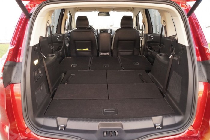 Kétszemélyes teherautó, sík padlóval