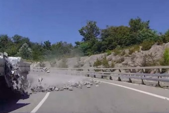 Téglaesőre ez a sofőr se számított