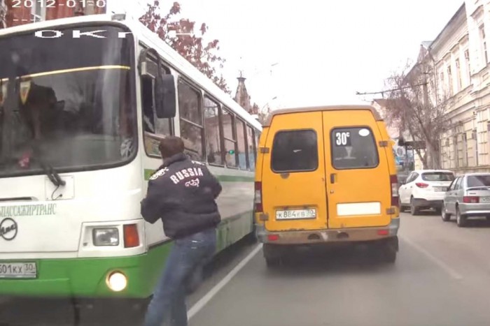 Aki figyelmetlen, így kenődik fel a busz oldalára