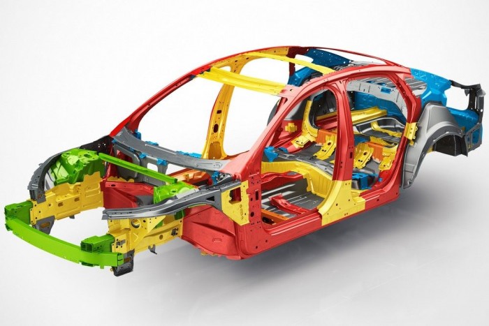Itt a Volvo rég várt nagyautója! 2 A vázszerkezet 35 százalékát melegen sajtolt bóracélból állították össze (piros), de a narancs- és citromsárga színnel jelölt elemek is fokozott szakítószilárdságú acélból készültek. Az első lökhárító keresztrúdja, valamint a toronykitámasztás alumínium.