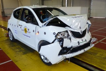 Lebőgött, kigyulladt a törésteszten az olasz kisautó