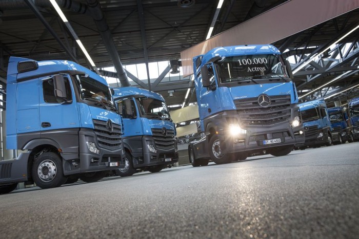 Jubilál a Mercedes nyergesvontatója