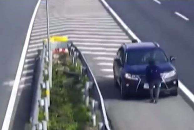 Életveszélyes megoldás autópályán a bírság megúszására