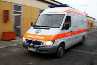 Összeverte a menetőautót, mert ideges volt