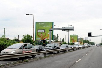 Baleset miatt lezárták a Ferihegyi repülőtérre vezető utat