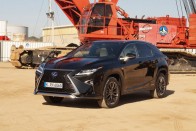 A hagyományos Lexus-értékek megmaradtak a negyedik generációs RX-ben is. És került melléjük egy kétliteres turbómotor is