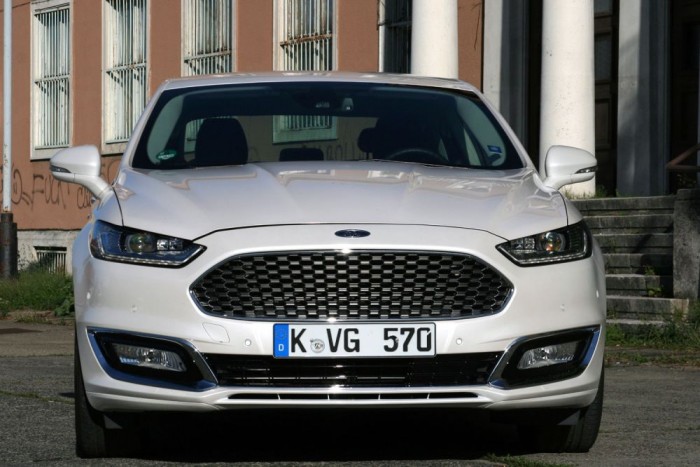 Teszt: Ford Mondeo Vignale Hybrid 10 Ford-típusok nemesítésével születnek a Vignale-modellek. Így gyorsabb és olcsóbb, mint a DS és a Citroën mintájára egymást kiegészítő, önálló termékeket kifejleszteni. Pár év múlva kiderült, melyik a sikeresebb koncepció