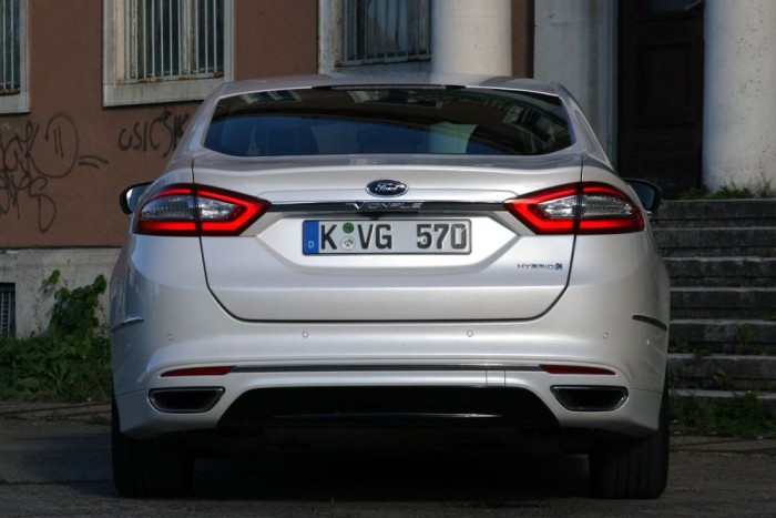 Teszt: Ford Mondeo Vignale Hybrid 9 187 km/óra a végsebesség, 9,2 mp a gyorsulási ideje 100-ra. Városban takarékosabb az autó, a szabványos adat 5,0 l/100 km lakott területen kívül és 2,8 liter városban