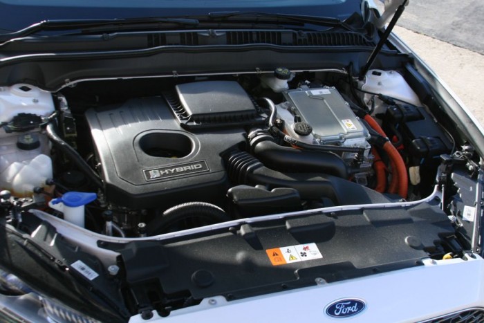 Teszt: Ford Mondeo Vignale Hybrid 4 Egyre fontosabb a flottabeszerzéseknél a CO2-emisszió és a fogyasztás. 99 g/km és 4,2 l/100 km értékkel ebben kiemelkedően jó a Mondeo Hybrid