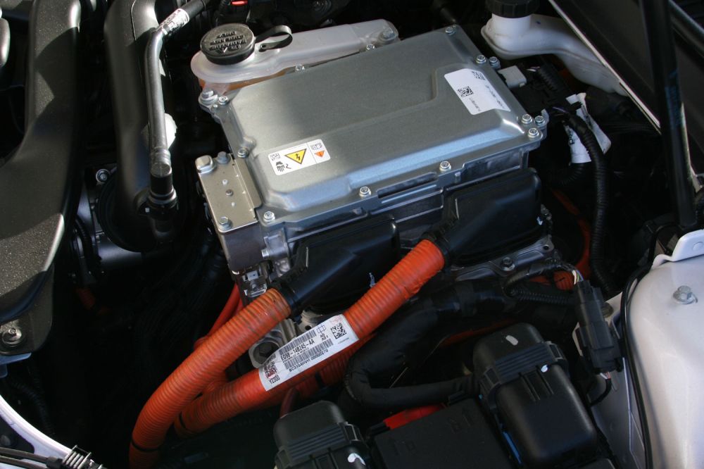 Hatásosan csökkenti a két villanymotor a szívó benzines terhelését. A tesztfogyasztás mindössze 6,4 l/100 km