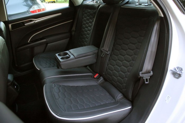 Barátságos, szépen kárpitozott hely a második üléssor