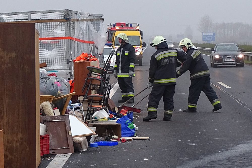 Meglepő szállítmány borult az M5-ösre – fotók 4