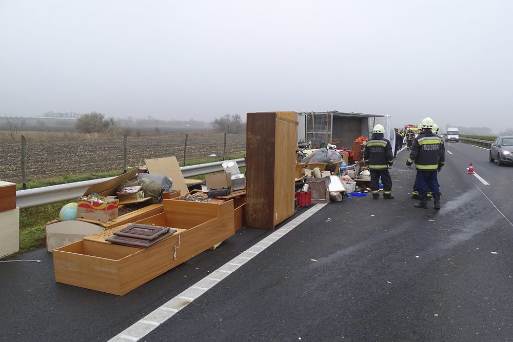 Meglepő szállítmány borult az M5-ösre – fotók 5