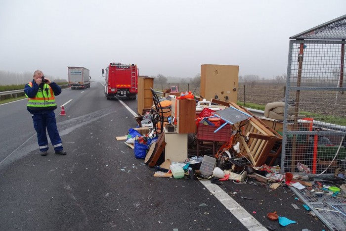 Meglepő szállítmány borult az M5-ösre – fotók 6