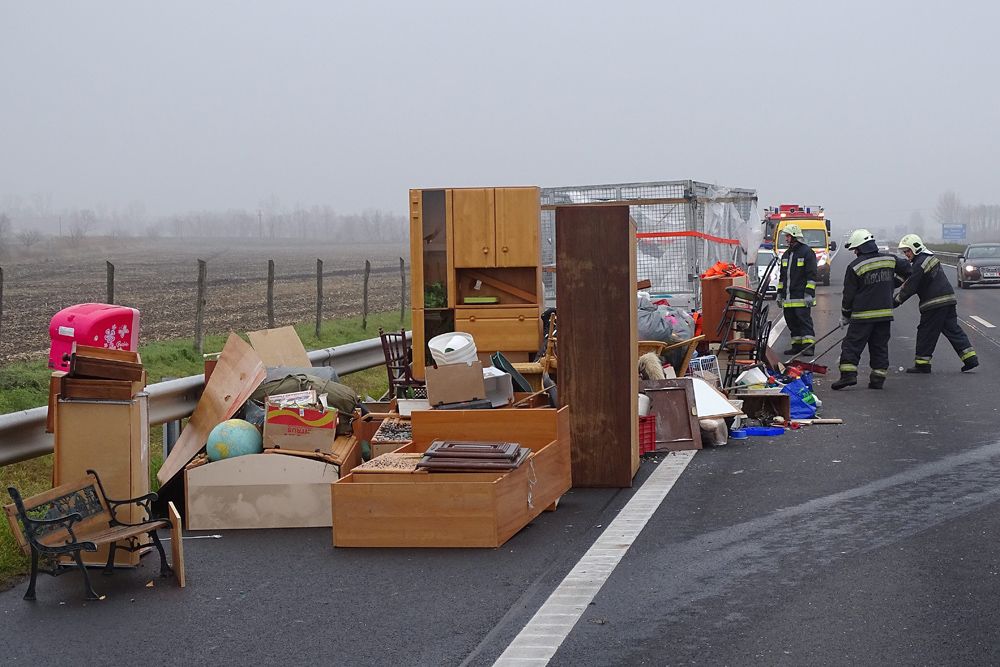 Meglepő szállítmány borult az M5-ösre – fotók 7