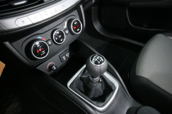 Klassz, jól működő darab a hatfokozatú kézi váltó