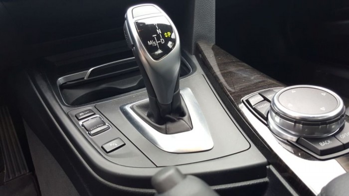 A nyolcfokozatú automata karja nem csak gyönyörű, de az alatta lévő technika és szoftver remek összhangban van. Ha kell észrevétlenül suhanunk, de ha kell minden egyes váltást a tudtunkra ad.