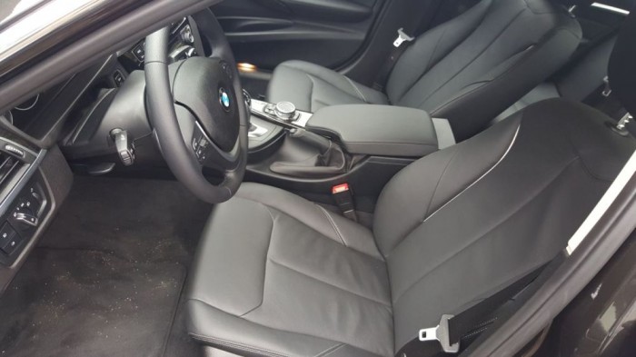 Teszt: BMW 330i xDrive 2015 7 Az ülések kemény tömésűek, jól tartanak, de messze nem olyanok, mint az M-packetben.