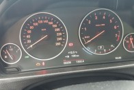 A maximum sebesség 250 km/óra, a műszerezettség pedig még mindig a minimált tükrözik, ami nagyon jól van így.