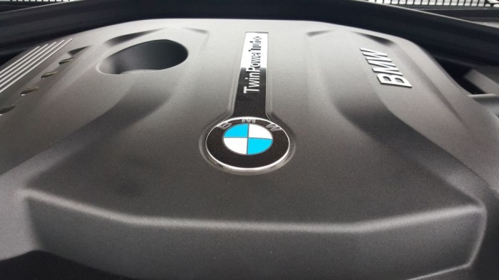 Teszt: BMW 330i xDrive 2015 10 A négyhengeres motor 252 lóerőnyi (185 kW) teljesítményt, valamint 350 Nm-nyi nyomatékot állít elő, a 0-ról 100 km/órára való gyorsulás pedig 5,8 másodpercet vesz igénybe.