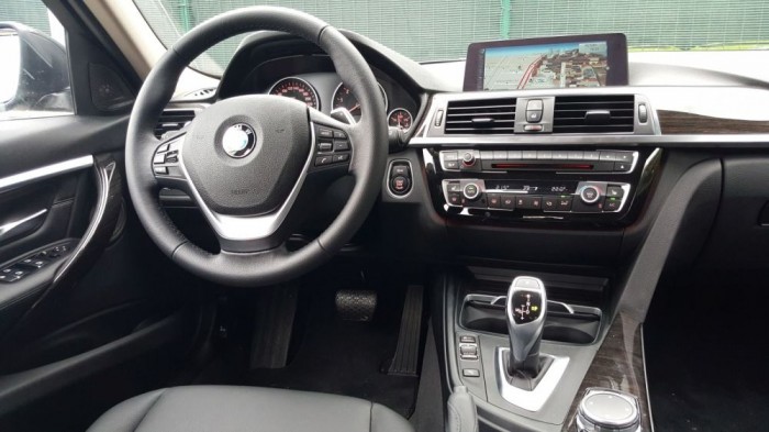 Teszt: BMW 330i xDrive 2015 5 Az utastér mondhatni teljesen a vezető köré épül, ahogy ezt már megszokhattuk a BMW-től.