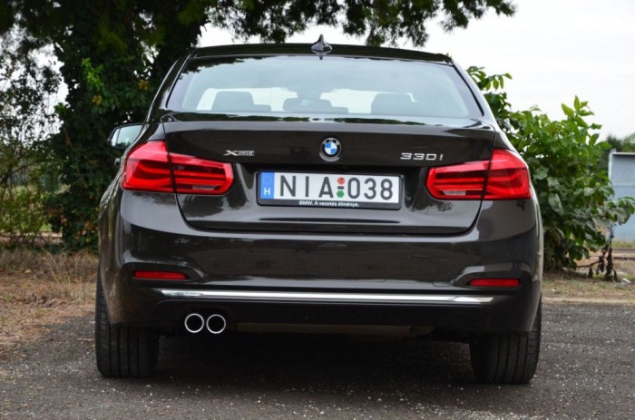 Ebbe a fenékbe könnyű beleszeretni. Bár picit lehetne nagyobb a kipufogók átmérője.