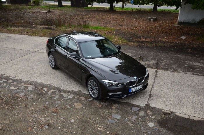 Teszt: BMW 330i xDrive 2015 9 A forma még ugyanennyit kibírna mielőtt "elfárad", de a BMW potenciális vásárlóinak 5-6 évente szüksége van generációváltásra.