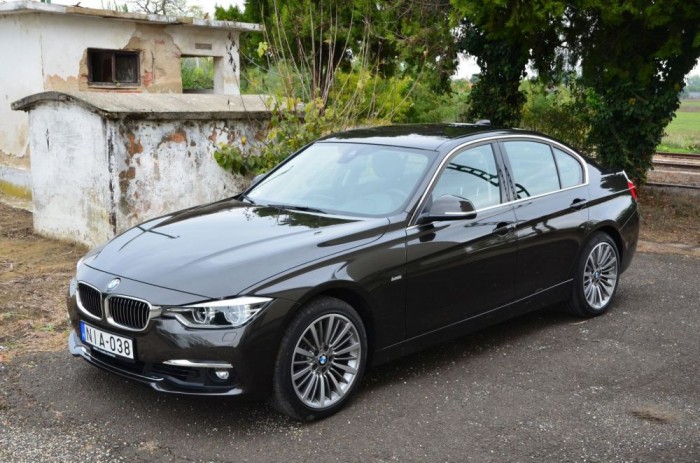 Éjjel, a parkolóban belezték ki ezt a BMW-t 3 Az aktuális Hármas nyár közepén kapta meg a ráncfelvarrást, ami nem kizárt, hogy az utolsó volt az F30 életében.