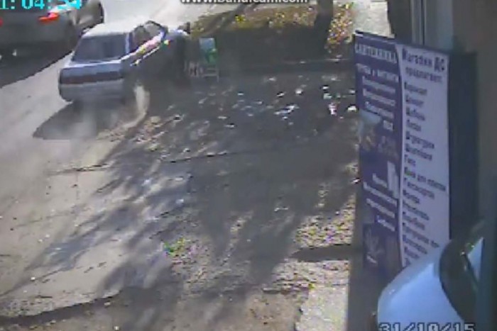 Hihetetlen, mit úszott meg ez a táblát igazító férfi