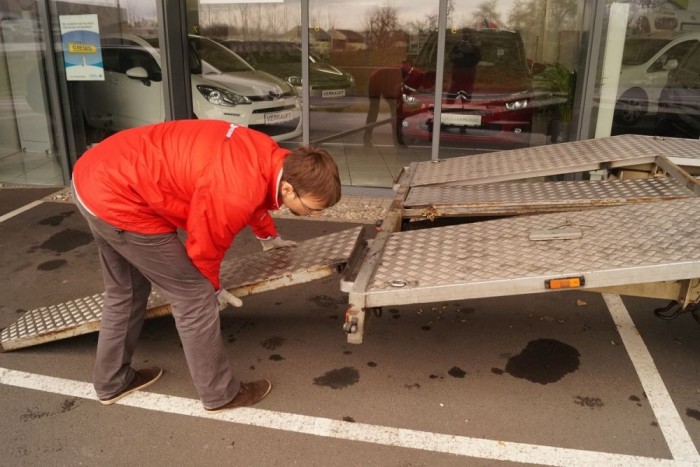Lerobbanás – Mibe kerül az autómentés? 3 Ha magunk trélerezünk, nagyon-nagyon figyeljünk oda mindenre, borzasztó kárt lehet okozni pillanatok alatt, gépben is, emberben is