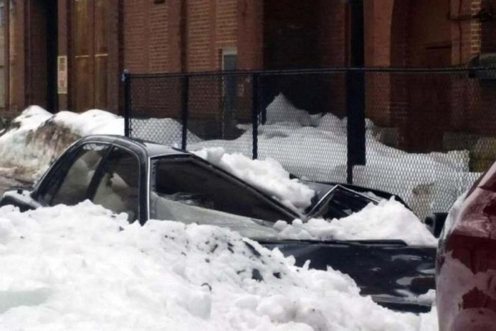 Így okoz pokoli károkat a tetőről lezúduló hó