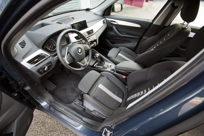 190 centivel elöl-hátul kényelmes az X1-es belseje