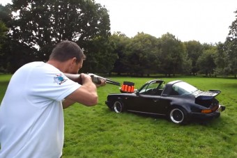 A Porschéból agyaggalambozó őrültet láttad már?