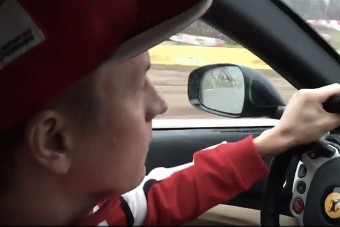 F1: Így csapatja Räikkönen egy közúti Ferrarival