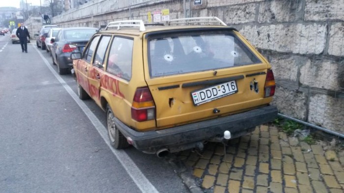 Baltát állítottak egy autóba a rakparton – Fotók 3