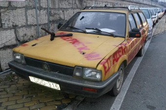 Baltát állítottak egy autóba a rakparton - Fotók