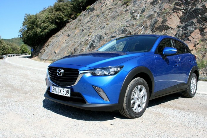 TOP10: a legolcsóbb 4×4-esek 2 10. Mazda CX-3 G150 AWD Revolution 6.939.900 forinttól
Összeállításunk legdrágább darabjának csomagtartójába sosem hajítanak véres őztetemet a vadászok, ahogyan méteres harcsát sem fektetnek a kárpitra gumicsizmás horgászok, de nem a hétmilliós nyitóára miatt. Ültem én már olyan 30 milliós G Merciben, amelyben a sofőrülés mellett puskatartó állt. A CX-3-as karaktere egyszerűen nem terepjárós, ha van ma a nagyvárosi, kellemesen jómódú hölgyeknek kedvence, ez az. Igen, kapható összkerekesként, de a fehér bőrkárpit fontosabb.